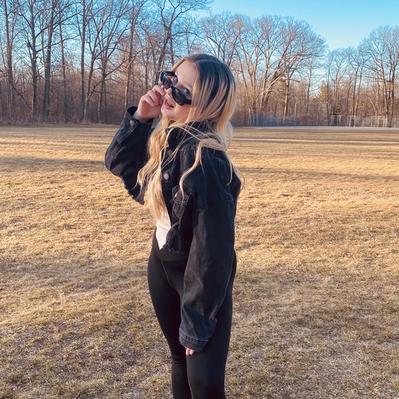 Profile Picture of Clare Mack (@claremackenziee) on Poshmark