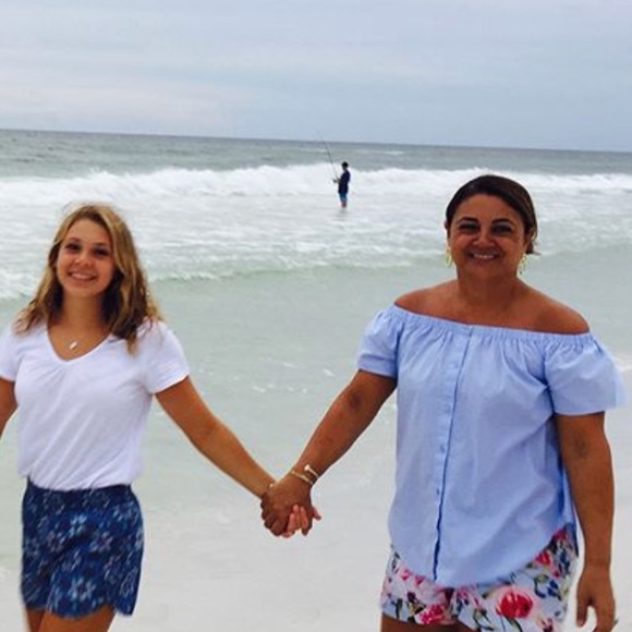 Profile Picture of Ana laura Faoro (@analaura1202) on Poshmark