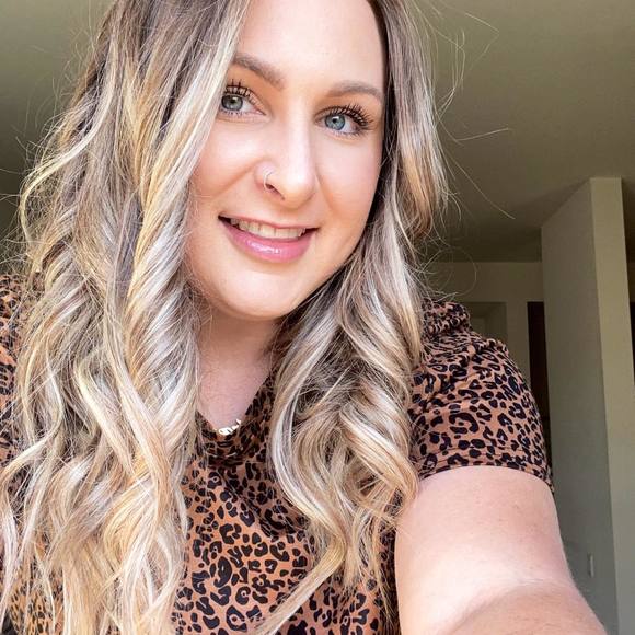Profile Picture of Angel Pfitzer (@apfitzer) on Poshmark