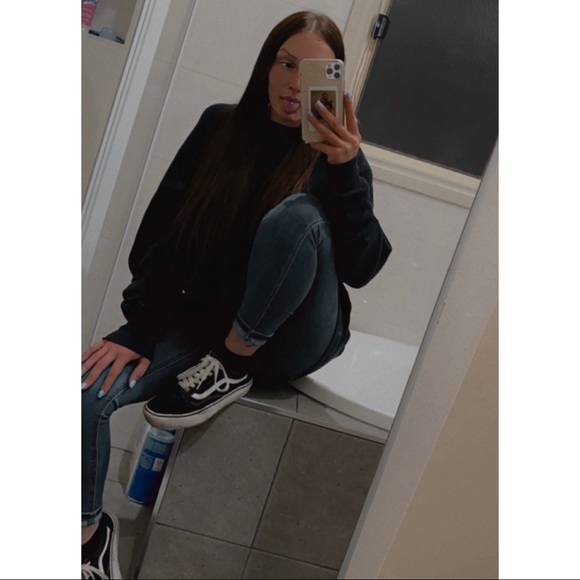 Profile Picture of Chantelle Crewdson (@channy_xx) on Poshmark