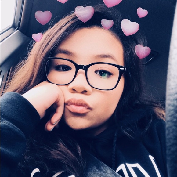 Profile Picture of Alina Trinh (@alinatrinh) on Poshmark