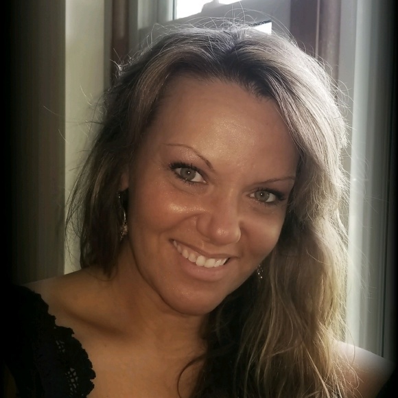 Profile Picture of Shannon Roberts (@shanysue) on Poshmark