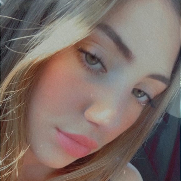 Profile Picture of Julia Loughlin (@julialoughlin) on Poshmark