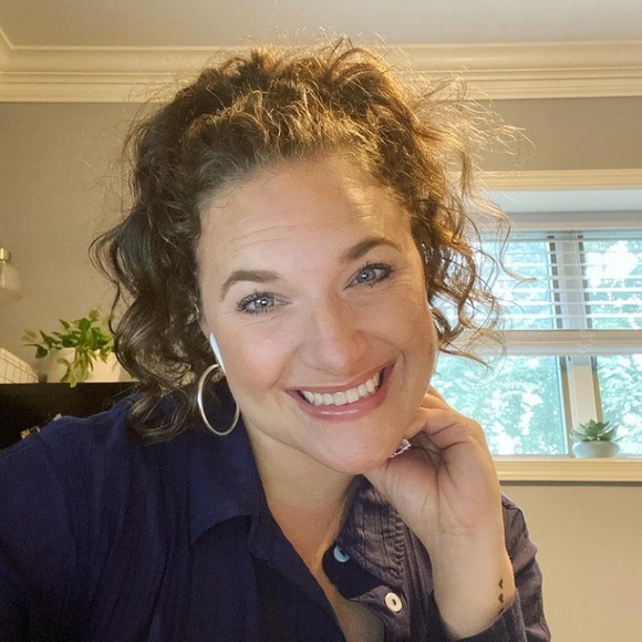 Profile Picture of Lisa Fox (@designfoxx) on Poshmark