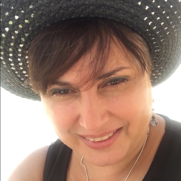 Profile Picture of Hilda Arbona (@harbona) on Poshmark