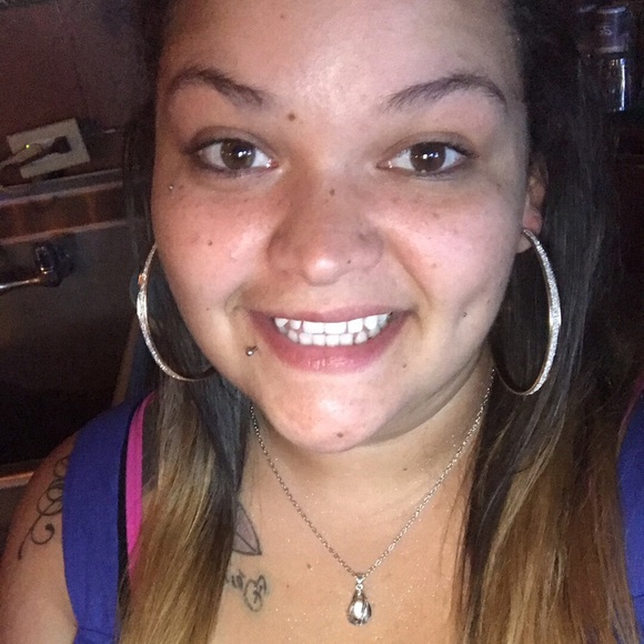 Profile Picture of Danielle Simmerman (@dsimmerman) on Poshmark