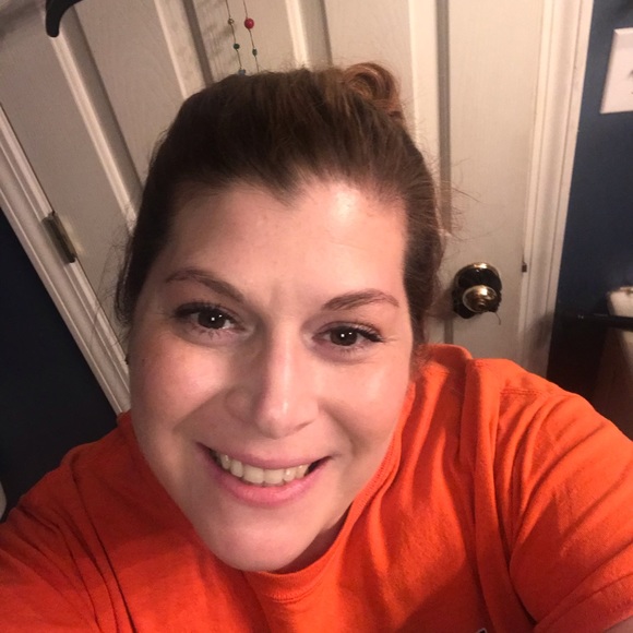 Profile Picture of Angelyn Dieckman (@angelyn_d) on Poshmark