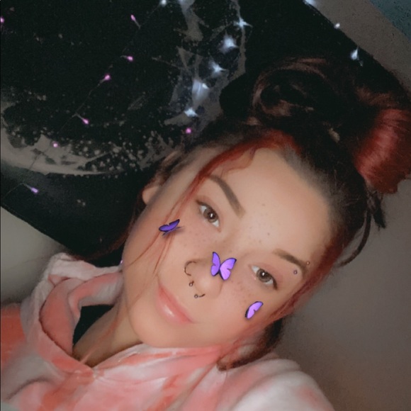 Profile Picture of Khloe Detillion (@khloedetillion) on Poshmark