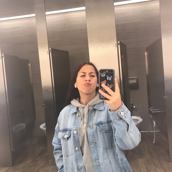 Profile Picture of Maya Diaz (@hoodiemaya) on Poshmark