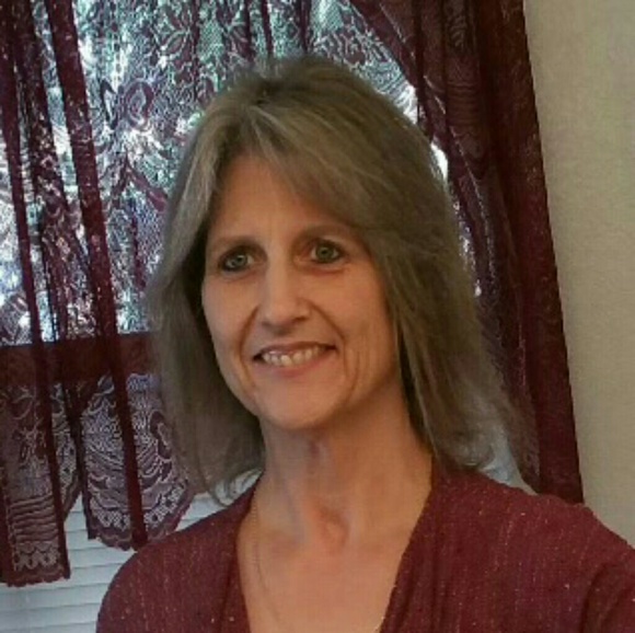 Profile Picture of Laura Crager (@cragel) on Poshmark
