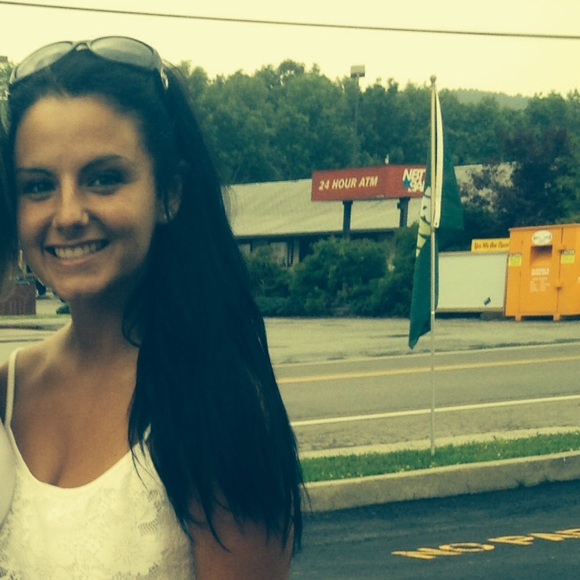 Profile Picture of Amanda Manheim (@amandamanheim) on Poshmark