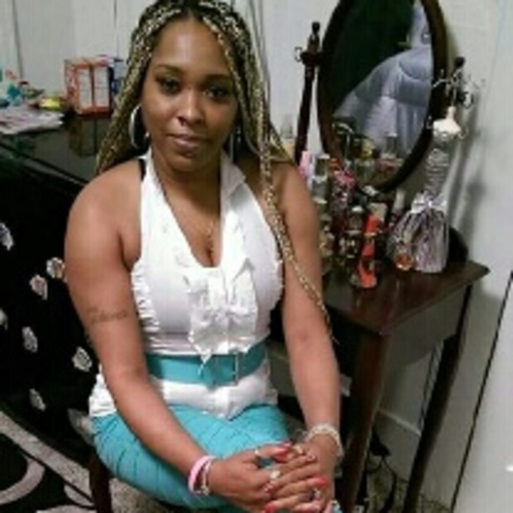 Profile Picture of Sherrisse Andrews (@sherrisse) on Poshmark