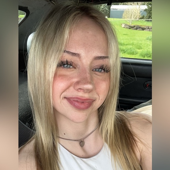 Profile Picture of Amelia Gianella (@ameliagianella) on Poshmark