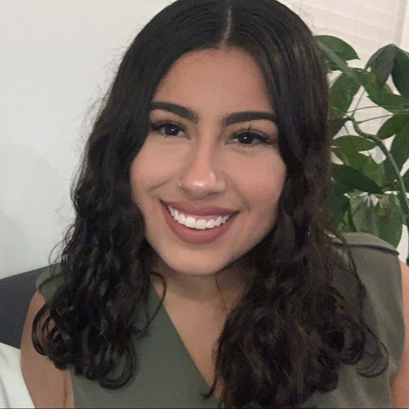 Profile Picture of Mari Barrientos (@mxrningcloset) on Poshmark