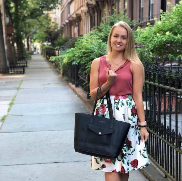 Profile Picture of Polina Avdeyeva (@polinavdeyeva) on Poshmark