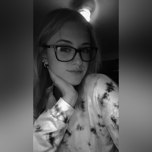 Profile Picture of Katelynn Potts (@katelynnpotts) on Poshmark