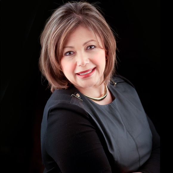 Profile Picture of Elsy Pagoada (@luxebrands999) on Poshmark