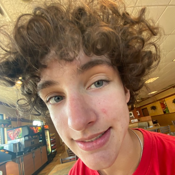 Profile Picture of Gavin Stueber (@gavstue) on Poshmark