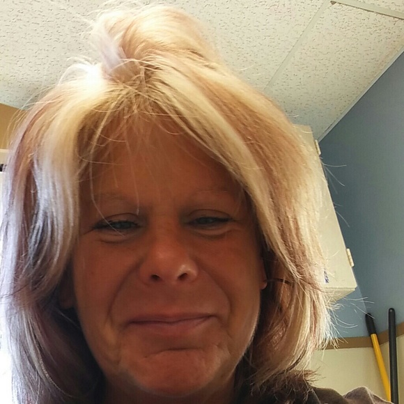 Profile Picture of Lisa Hopper (@lhopper29) on Poshmark
