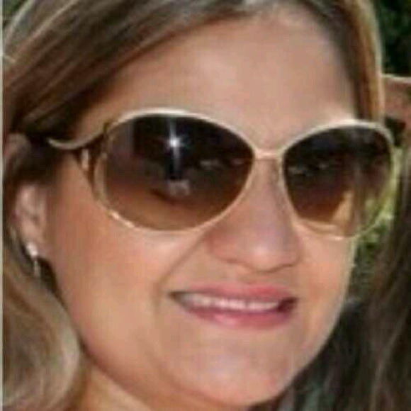 Profile Picture of Roberta Melo (@robertamelo) on Poshmark