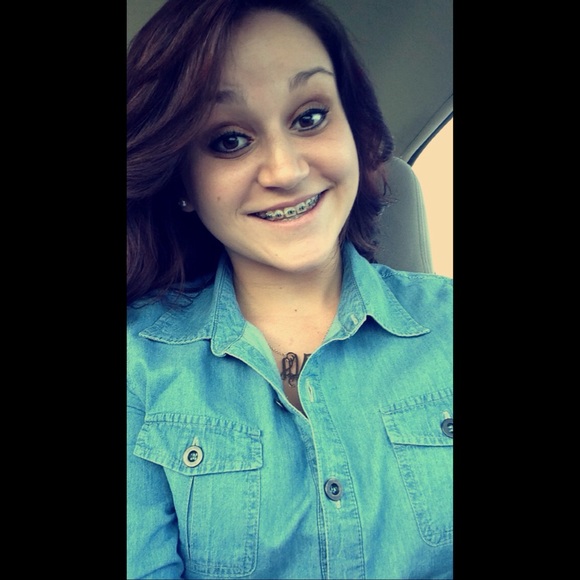 Profile Picture of Brandi Neumeyer (@bneumeyer) on Poshmark