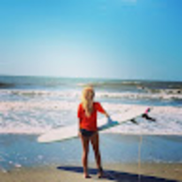 Profile Picture of Chloe Simons (@chloesimons11) on Poshmark