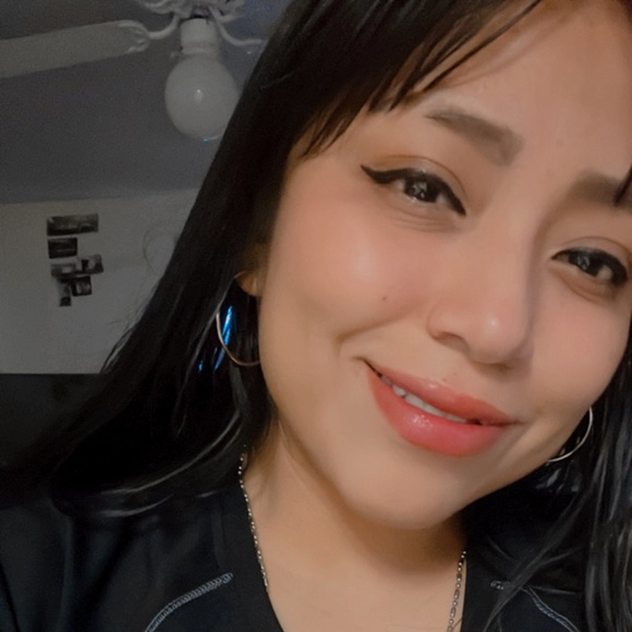 Profile Picture of Isabel Gomez (@isabela1516) on Poshmark