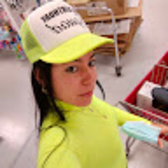 Profile Picture of Yulianne Bergondo (@yulianneb) on Poshmark