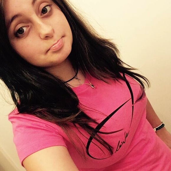 Profile Picture of Ashley Oddie (@beachlover645) on Poshmark