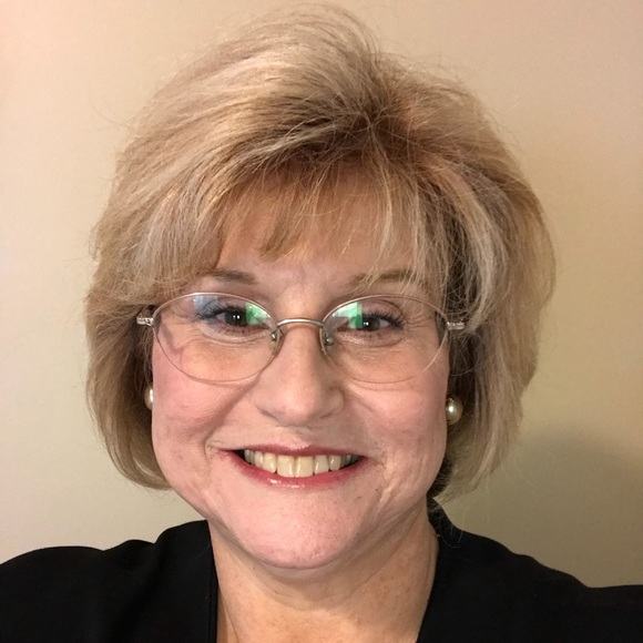 Profile Picture of Rene Genobles (@renegenobles) on Poshmark