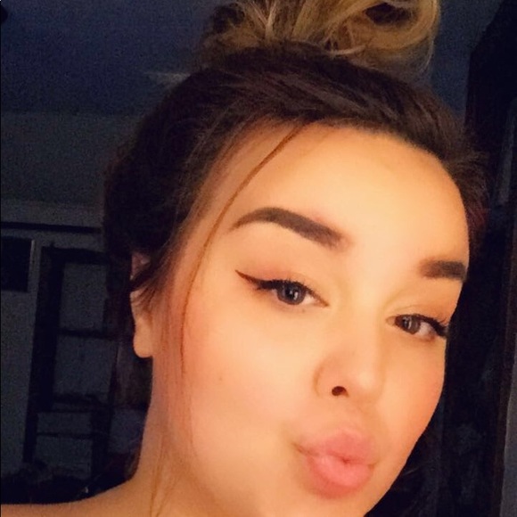 Profile Picture of Jaidah Strocher (@xxxaannyy) on Poshmark