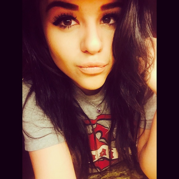 Profile Picture of Angelina Root (@a_e_r) on Poshmark