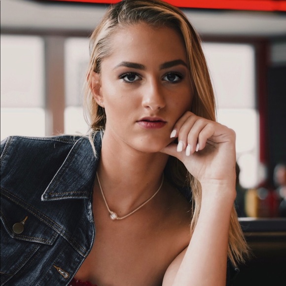 Profile Picture of Ainsley Mischka (@ainsleymischka) on Poshmark