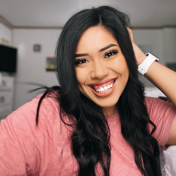 Profile Picture of Danette Lara (@_danetteee) on Poshmark
