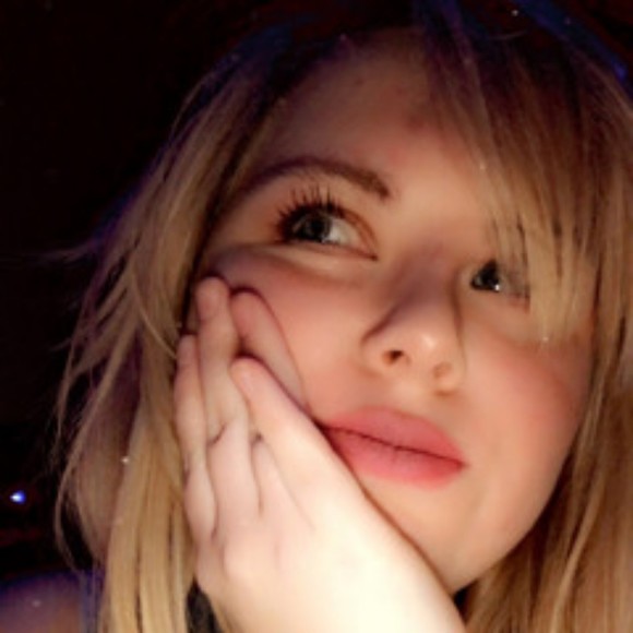 Profile Picture of Odelette Odelia (@katidcikv) on Poshmark