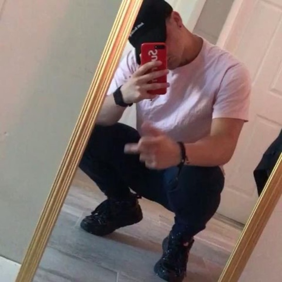 Profile Picture of Fernando Negron (@fernando_negron) on Poshmark