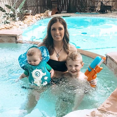 Profile Picture of Amy Holt (@amy_j_hair) on Twitter