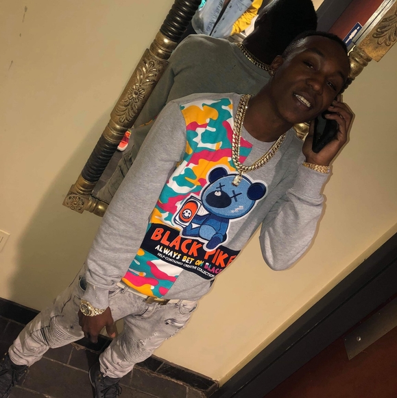 Profile Picture of Edward Gibson (@edwardgibson97) on Poshmark