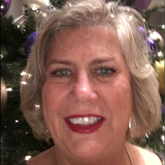 Profile Picture of Gavanda Cadena (@gavanda) on Poshmark