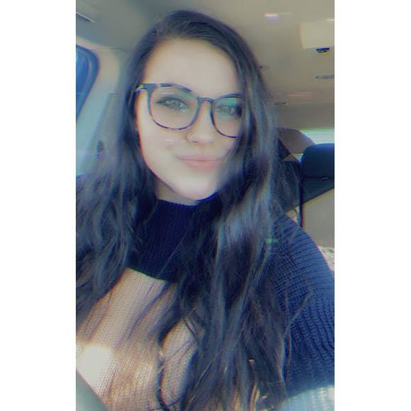 Profile Picture of Desirae Thompson (@desirae_t) on Poshmark