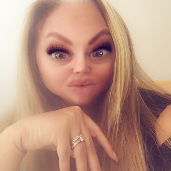 Profile Picture of Jane Tarallo (@mrsteenjeans) on Poshmark