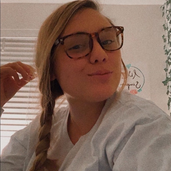 Profile Picture of Olivia Hooe (@oliviahooe) on Poshmark