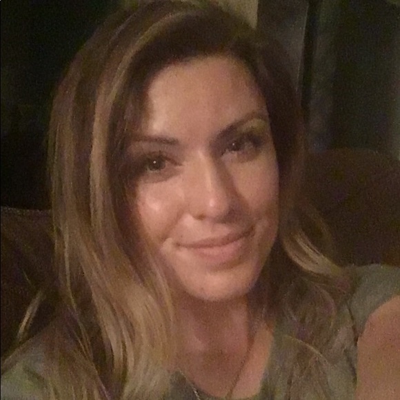 Profile Picture of Alexis Farnsworth (@17farnsworthaj) on Poshmark