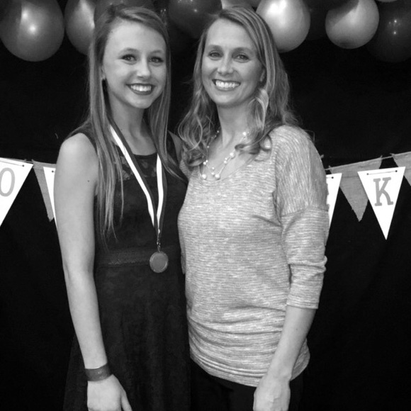 Profile Picture of Kenzie Broadley (@kenzzzzzzzzzzzz) on Poshmark