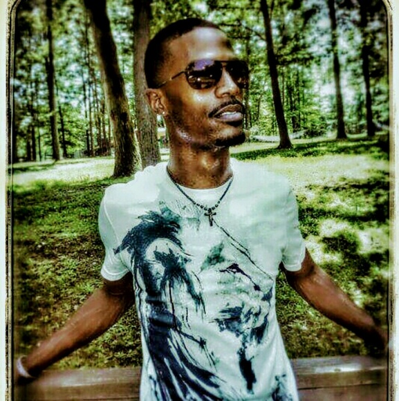 Profile Picture of Craig Leon (@grinchboy1981) on Poshmark