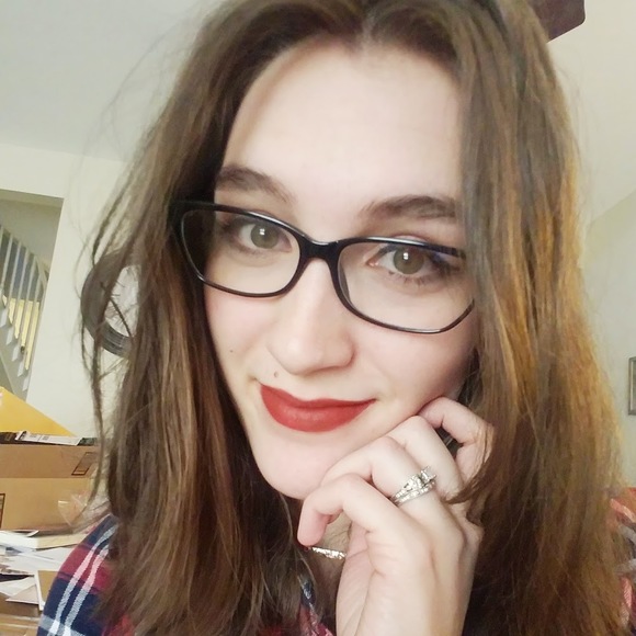 Profile Picture of Jacqueline Vaughn (@layersandfrills) on Poshmark