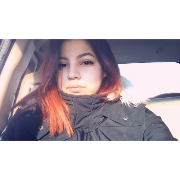 Profile Picture of Alanis Meekis (@alanismeekis) on Poshmark