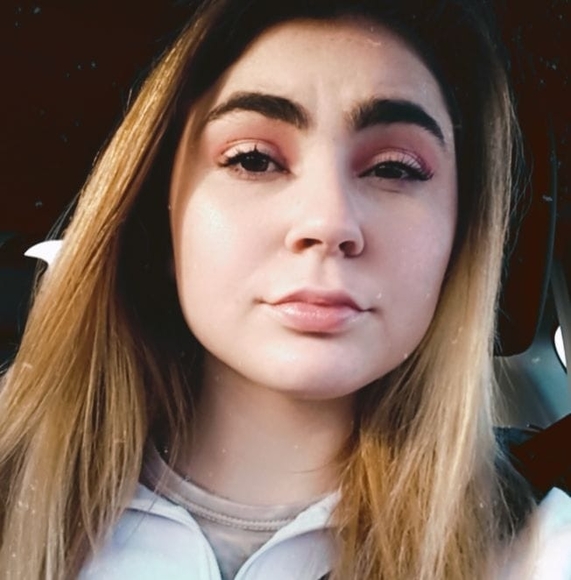 Profile Picture of Alice Hall (@allii_thc_81518) on Poshmark