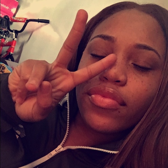 Profile Picture of Ariona Eiland (@ariona14) on Poshmark