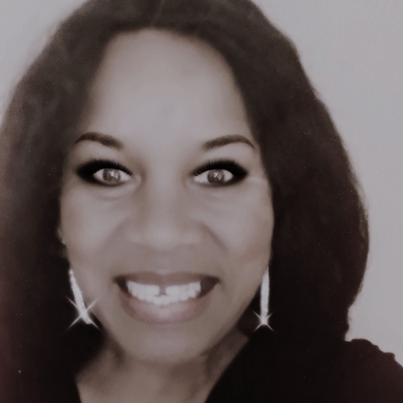 Profile Picture of Iris Benson (@irisbenson32) on Poshmark